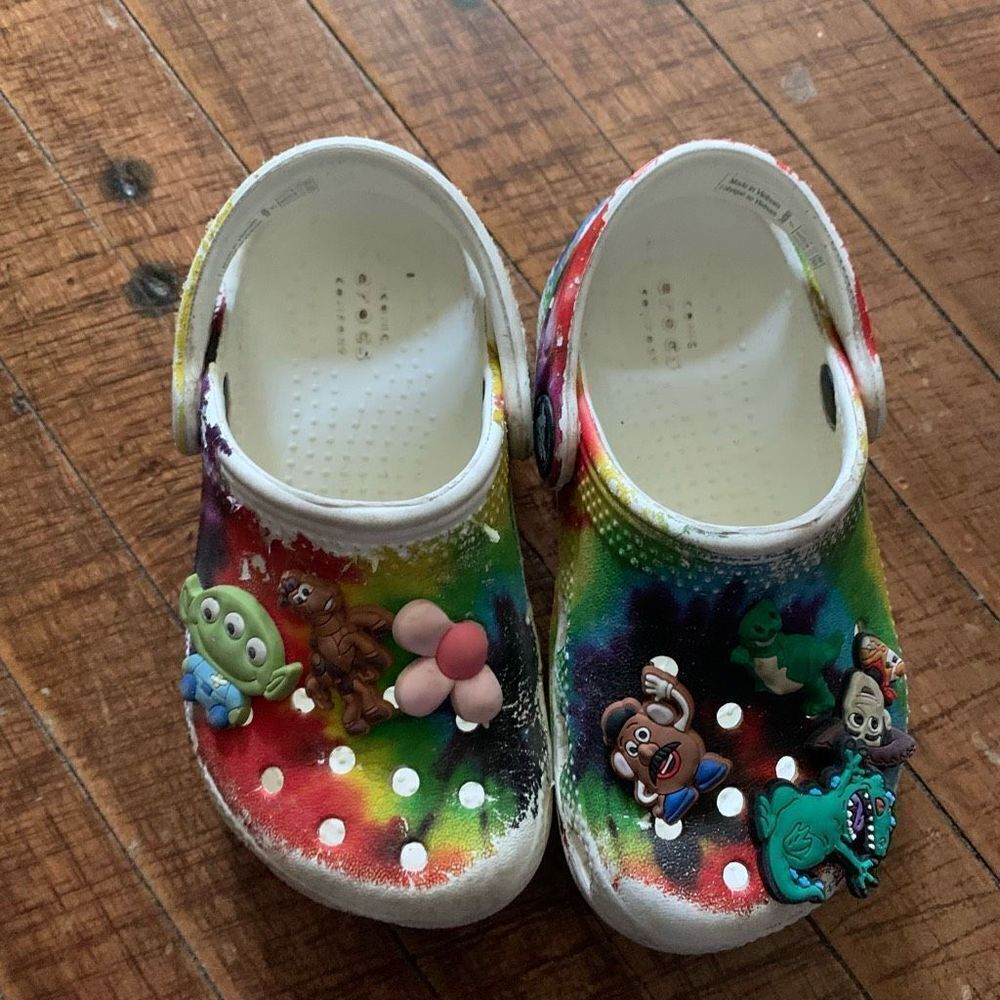 Crocs rainbow tie dye Toy Story charm kids 7 slip on rubber shoes